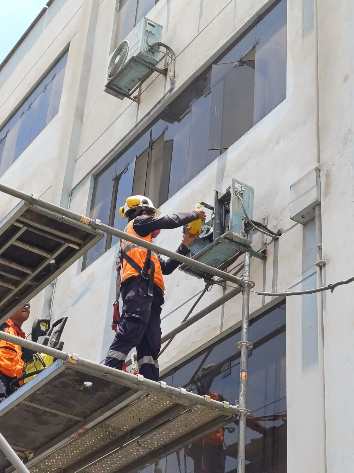operador en edificio ac