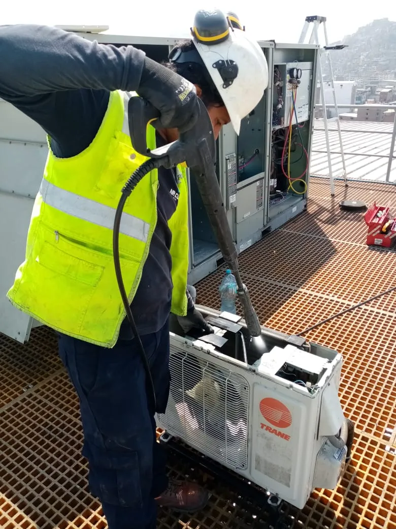 operador limpiando ac
