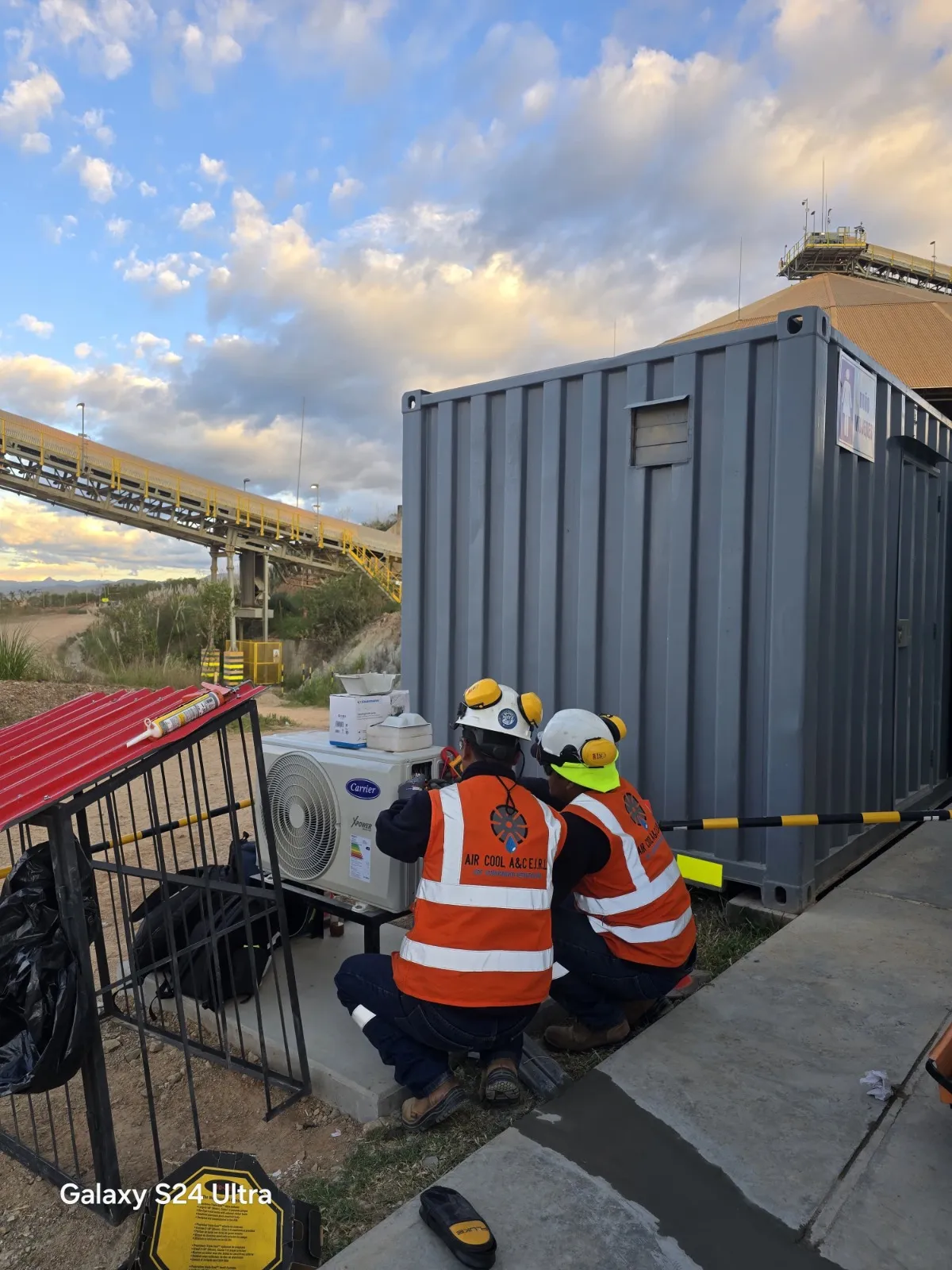 operadores reparando ac