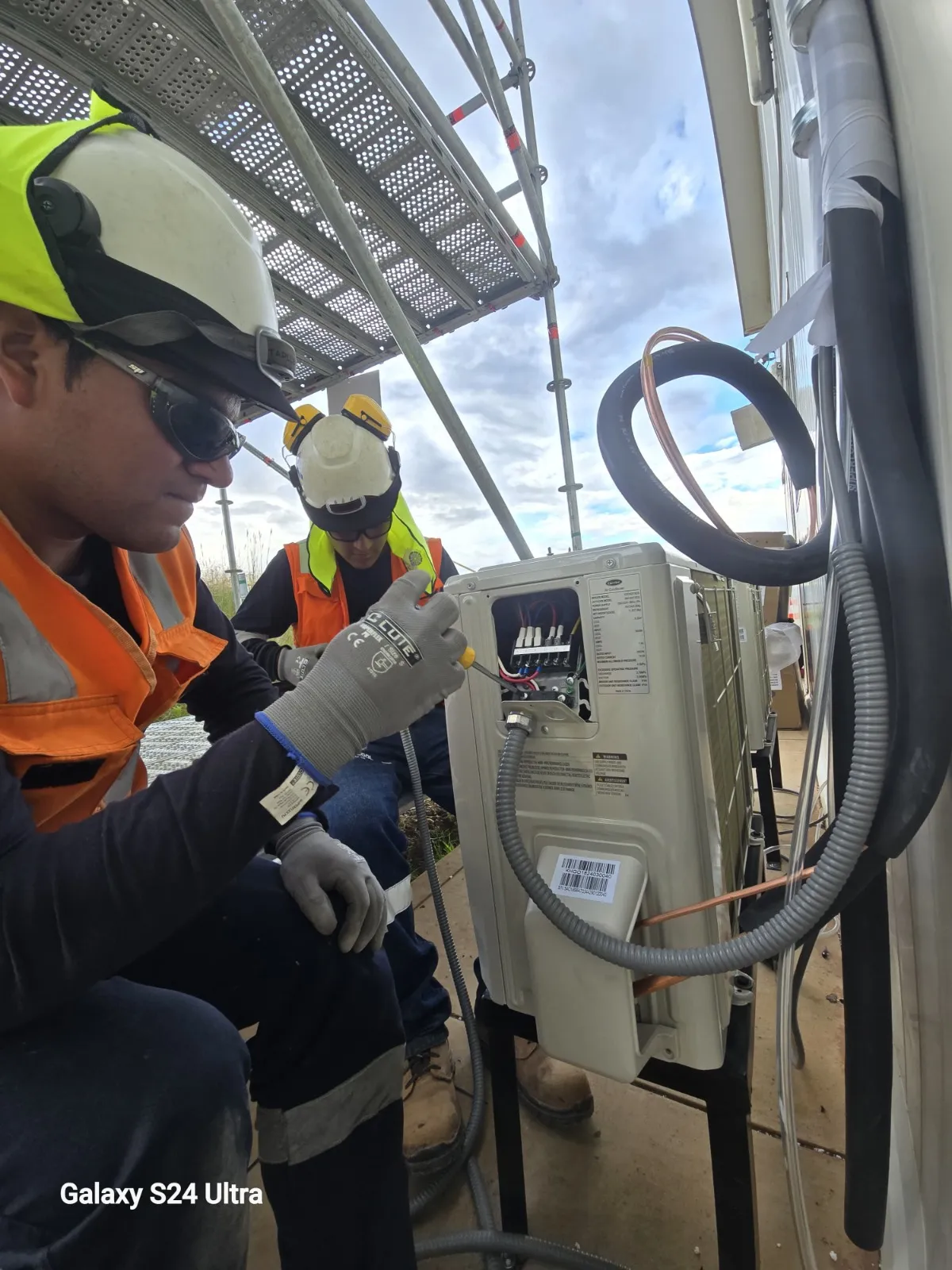 operadores reparando ac interno