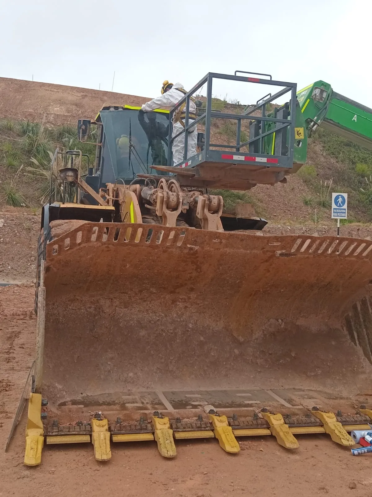 cargador frontal lateral con parabrisas laminado